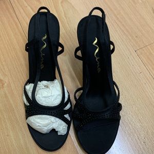 NINA BEAUTIFUL BLACK ELEGANT HIGH HEELS NEW SIZE(7) sooo cute!